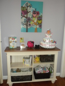Bookshelf with decorations in baby girl's room